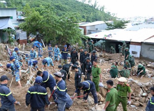 Hàng trăm chiến sĩ khuân đá, bới đất tìm kiếm nạn nhân mất tích sau sạt lở núi ở Nha Trang