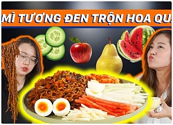 Video: Mì tương đen trộn hoa quả , món lạ chưa từng nghe bao giờ !