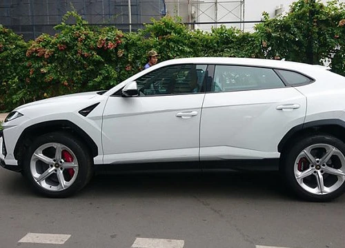 Minh Nhựa rước siêu SUV Lamborghini Urus đầu tiên về nhà