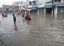 Mưa lớn kéo dài, đường tới sân bay Cam Ranh tê liệt