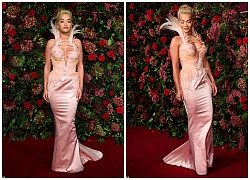 Rita Ora di chuyển khó khăn trên thảm đỏ vì váy bó sát