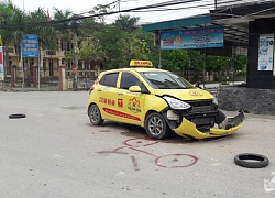 Xe taxi vỡ đầu khi va chạm với xe máy