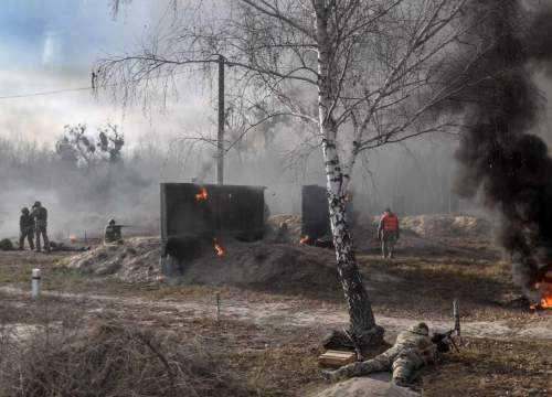 Anh điều thêm binh lính tới Ukraine, "trêu ngươi" Nga