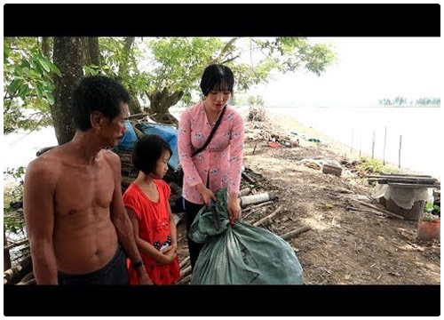 Thương em bị bệnh chị đến thăm và trao món quà nhỏ