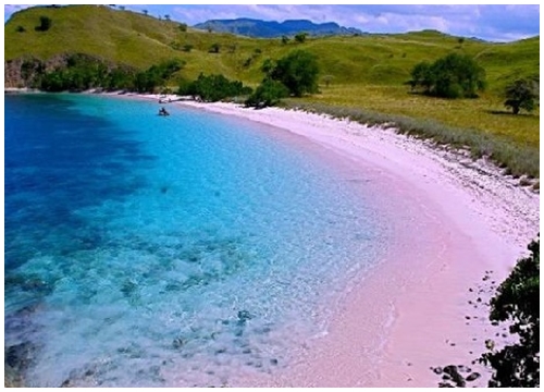 Vẻ đẹp huyền ảo của bãi biển hồng Pantai Merah