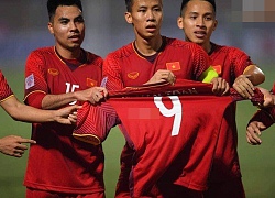 AFF Cup 2018: Xuyên thủng lưới Campuchia, các đồng đội tuyển Việt Nam ngay lập tức có hành động xúc động gửi đến Văn Toàn