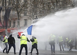 Cảnh sát Paris dùng vòi rồng, lựu đạn cay trấn áp người biểu tình