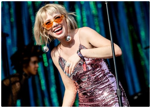 Carly Rae Jepsen biểu diễn "Party for One" trên "Fallon"