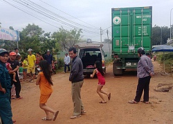 Chơi trước đầu xe container, bé trai hơn 1 tuổi bị cán tử vong