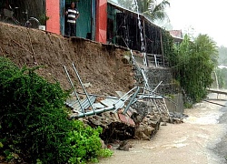 Cứu sống hai vợ chồng bị lũ cuốn trôi ở Phú Yên