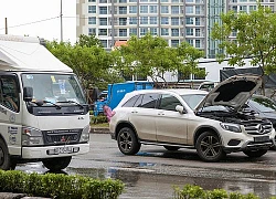 Hàng loạt xe sang Mercedes, BMW chết máy, nằm im lìm trên phố Sài Gòn sau cơn bão số 9