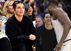 Kỳ lạ như gia đình Kardashian: Kendall Jenner tươi cười cổ vũ cho anh rể từng "cắm sừng" chị gái