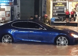 Maserati vừa đi vừa đẩy trong bão lớn ở Sài Gòn