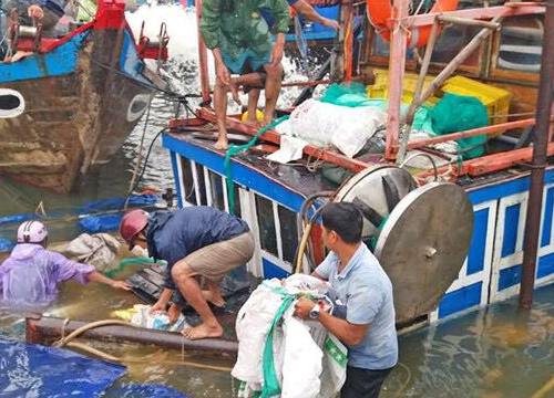 Mưa gió, sóng lớn đánh chìm 2 tàu cá ở Quảng Nam