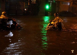 Mưa lớn khủng khiếp hàng giờ, người Sài Gòn "bơi" trong biển nước sâu cả mét