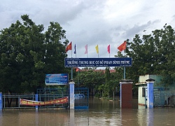 Mưa lũ diễn biến phức tạp, hàng trăm ngàn học sinh phải nghỉ học