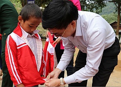 Nghệ An: Vượt hơn 250km mang áo ấm, quà đến với học sinh vùng lũ biên giới