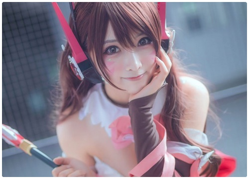 Ngộp thở với vòng "ấy" gợi cảm trong bộ ảnh cosplay D.va của Overwatch