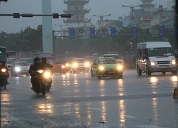 Người Sài Gòn lao đao trong biển nước vì mưa to gió giật mạnh do ảnh hưởng của bão số 9