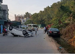 Quảng Ninh: Đâm gãy trục Mercedes-Benz C200, Mazda3 &#8220;phơi bụng&#8221; giữa đường