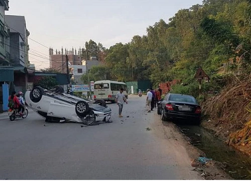 Quảng Ninh: Đâm gãy trục Mercedes-Benz C200, Mazda3 "phơi bụng" giữa đường