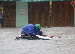 Sài Gòn ảnh hưởng bão thôi đã khổ sở thế này, sống trong tâm bão còn khủng khiếp thế nào?