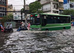 Sáng nay TPHCM nhiều nơi ngập sâu, kẹt xe kinh hoàng