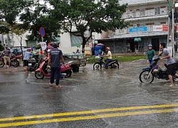 Sửa xe &#8216;hốt bạc&#8217; khi nhiều tuyến đường Sài Gòn thất thủ sau bão