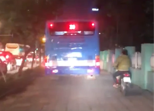 Tắc đường, xe bus Hà Nội leo vỉa hè phóng cho nhanh, mặc kệ bà con đi bộ