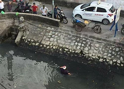 Thanh niên cao to ra tay đánh phụ nữ giữa đường nhận ngay 1 vé tắm mương vừa lạnh vừa bẩn