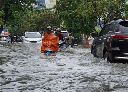 Trận mưa lịch sử biến cả Sài Gòn thành biển nước khổng lổ