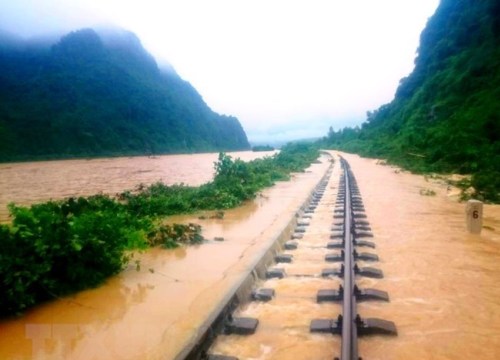 Tuyến đường sắt Bắc-Nam bị trôi nền đường ray, tê liệt vì bão số 9