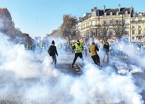 Biểu tình phản đối tăng giá xăng ở Paris có diễn biến xấu