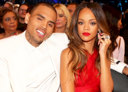 Dân tình phẫn nộ vì Chris Brown vẫn quấy rối Rihanna sau vụ đấm bạn gái bầm mặt rách môi