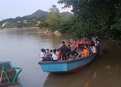 Khánh Hòa: Cầu bị tháo dỡ do mưa lũ, hàng chục học sinh đi học bằng đò