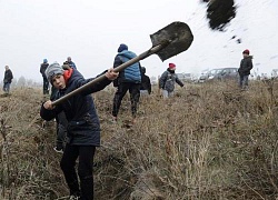 Người Ukraine đào hào chuẩn bị cho kịch bản xung đột với Nga