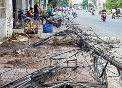 Ôtô 4 chỗ tông trụ điện gãy 3 đoạn rồi lộn nhiều vòng