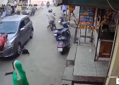 Video: Mẹ và bé trai đang đi bộ trên đường, bị xe lao tới cán qua người