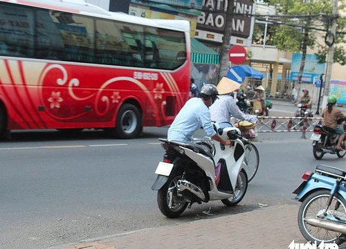 Hàng loạt xe tay ga không nổ máy nghi nhiễu sóng camera