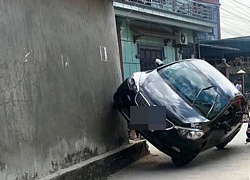 Màn "hạ cánh" trong ngõ của ô tô khiến dân mạng không ngừng tranh luận