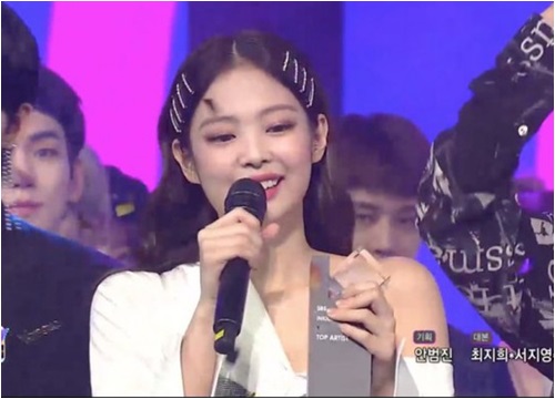 Vượt mặt TWICE - WANNA ONE, SOLO của Jennie (BlackPink) xuất sắc ẵm cúp tại Inkigayo