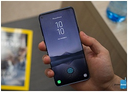 Galaxy S10+ sẽ có camera selfie kép, vì vậy một lỗ trên màn hình là không đủ