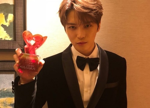 Jaejoong khiến fan bất ngờ khi diện đồ bảnh bao đi nhận giải ở Trung Quốc, tiết lộ về bài hát mới