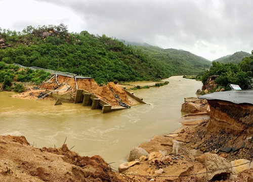 Khánh Hòa: Giáo viên đi bè qua bán đảo dạy học vì cầu sập do mưa lũ