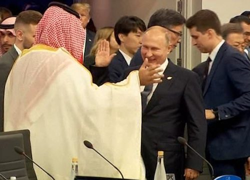 Nga giải thích màn "đập tay cao" của Putin với thái tử Ả Rập Saudi