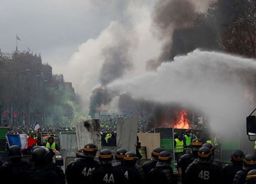 Pháp: Biểu tình bạo động ở Paris, hơn 300 người bị bắt