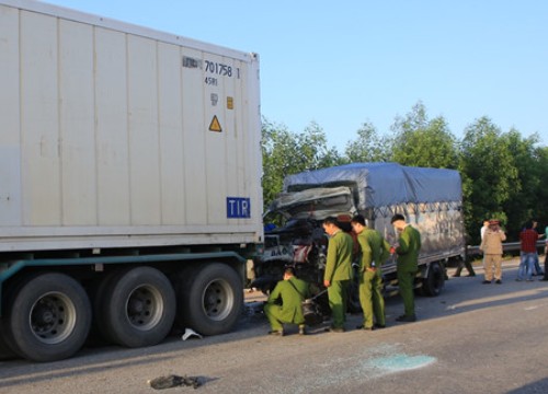 Tai nạn nghiêm trọng, xe tải húc đuôi container, hai người tử vong