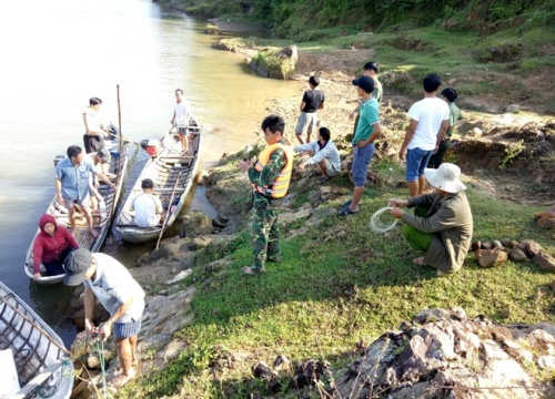 Tìm thấy xác em nhỏ còn lại mất tích ở bờ sông