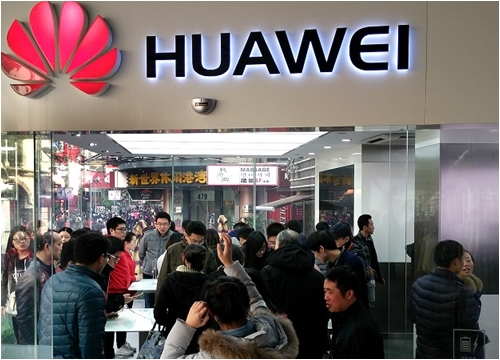 Doanh thu hàng năm của Huawei lần đầu tiên vượt mức 100 tỷ USD