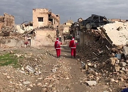 Giáng sinh hậu tận thế: Ông già Noel khó khăn tìm và trao quà cho trẻ em ở thành phố hủy diệt Mosul